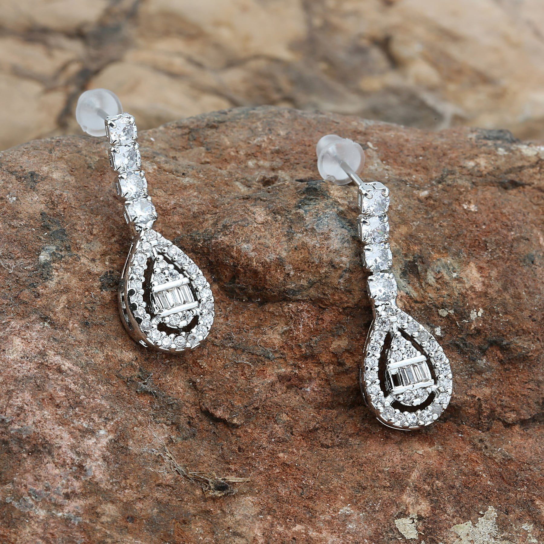 Toptan Gümüş Renk Çivi Zirkon Küpe - 1261 5 Toptan Gümüş Renk Çivi Zirkon Küpe - 1261 - Görsel 3