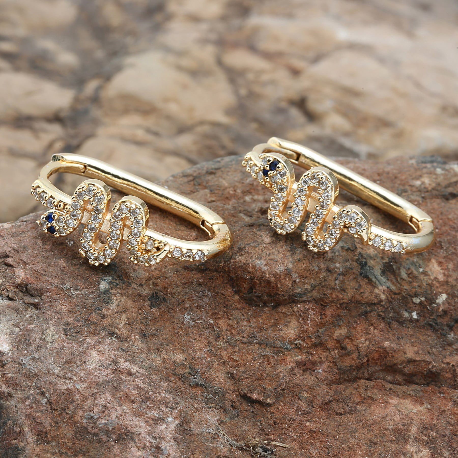 Toptan Altın Renk Mengeç Zirkon Küpe - 1252 5 Toptan Altın Renk Mengeç Zirkon Küpe - 1252 - Görsel 3