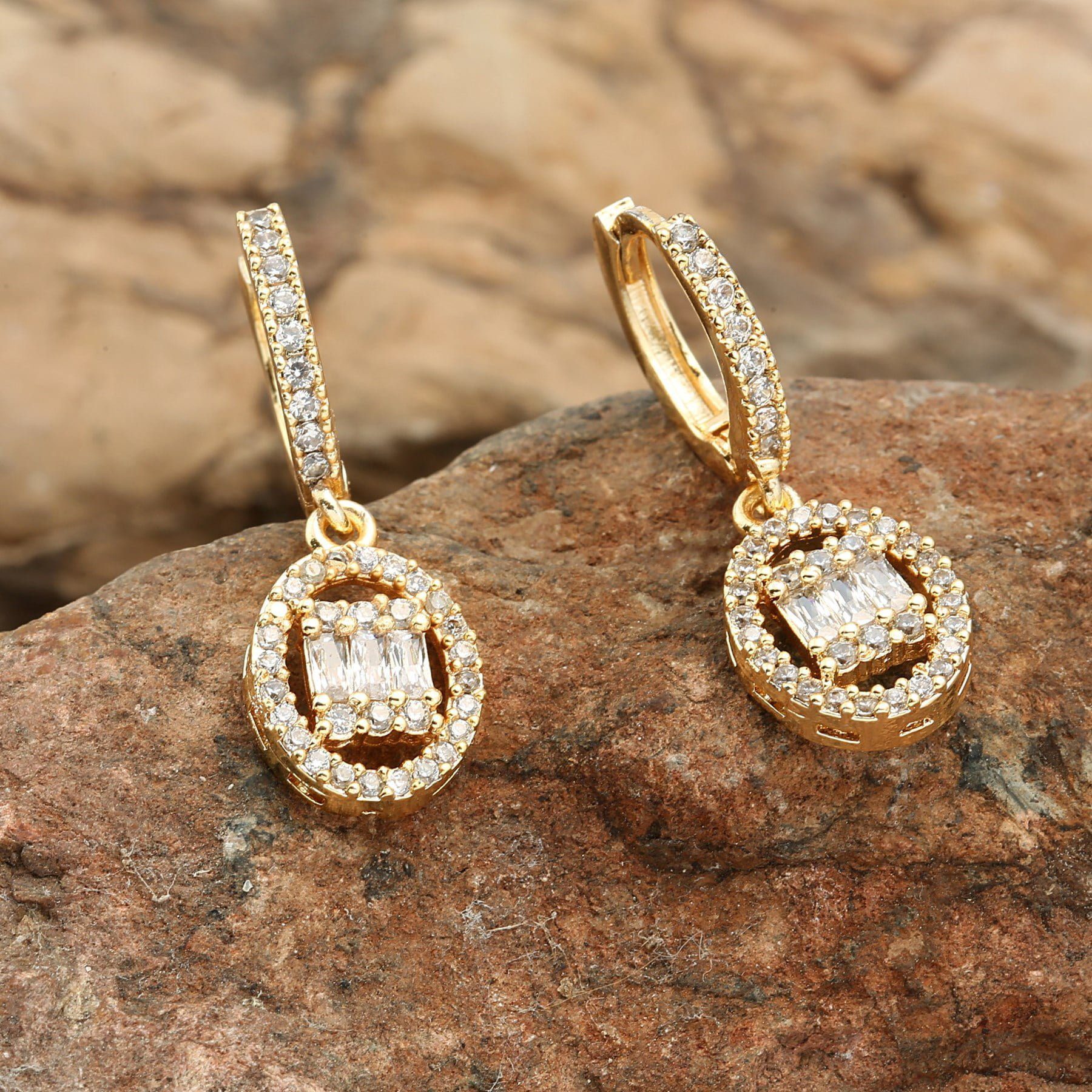 Toptan Altın Renk Mengeç Sallantılı Zirkon Küpe - 1331 5 Toptan Altın Renk Mengeç Sallantılı Zirkon Küpe - 1331 - Görsel 3