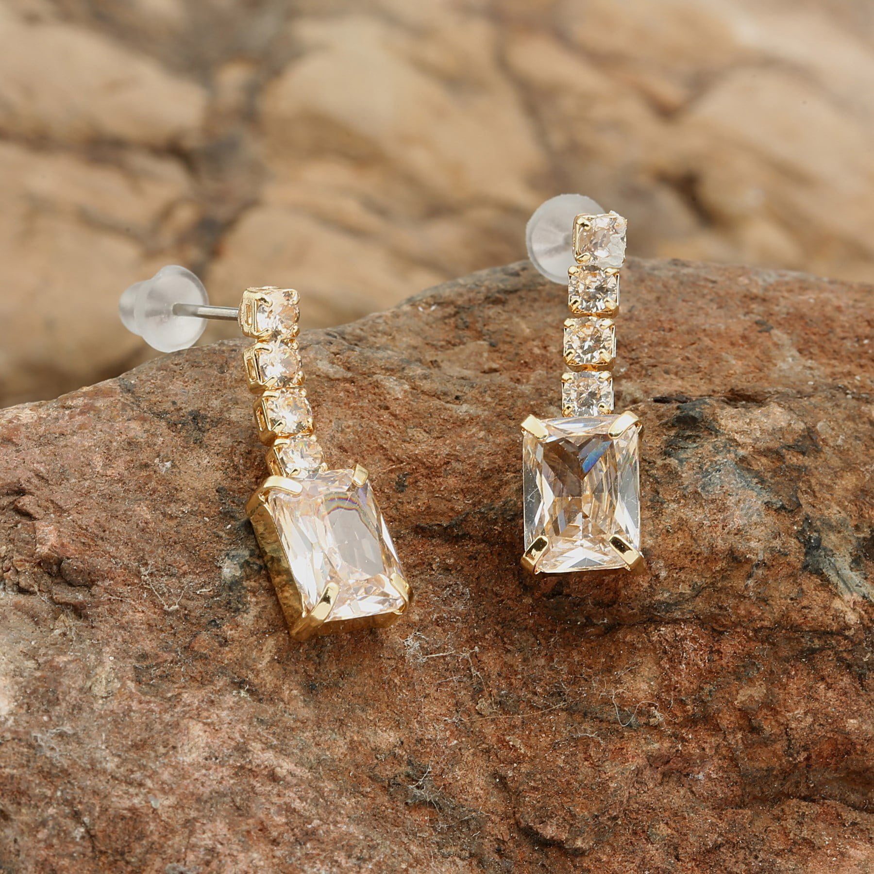 Toptan Altın Renk Şerit Sallantılı Çivili Zirkon Küpe - 1313 5 Toptan Altın Renk Şerit Sallantılı Çivili Zirkon Küpe - 1313 - Görsel 3