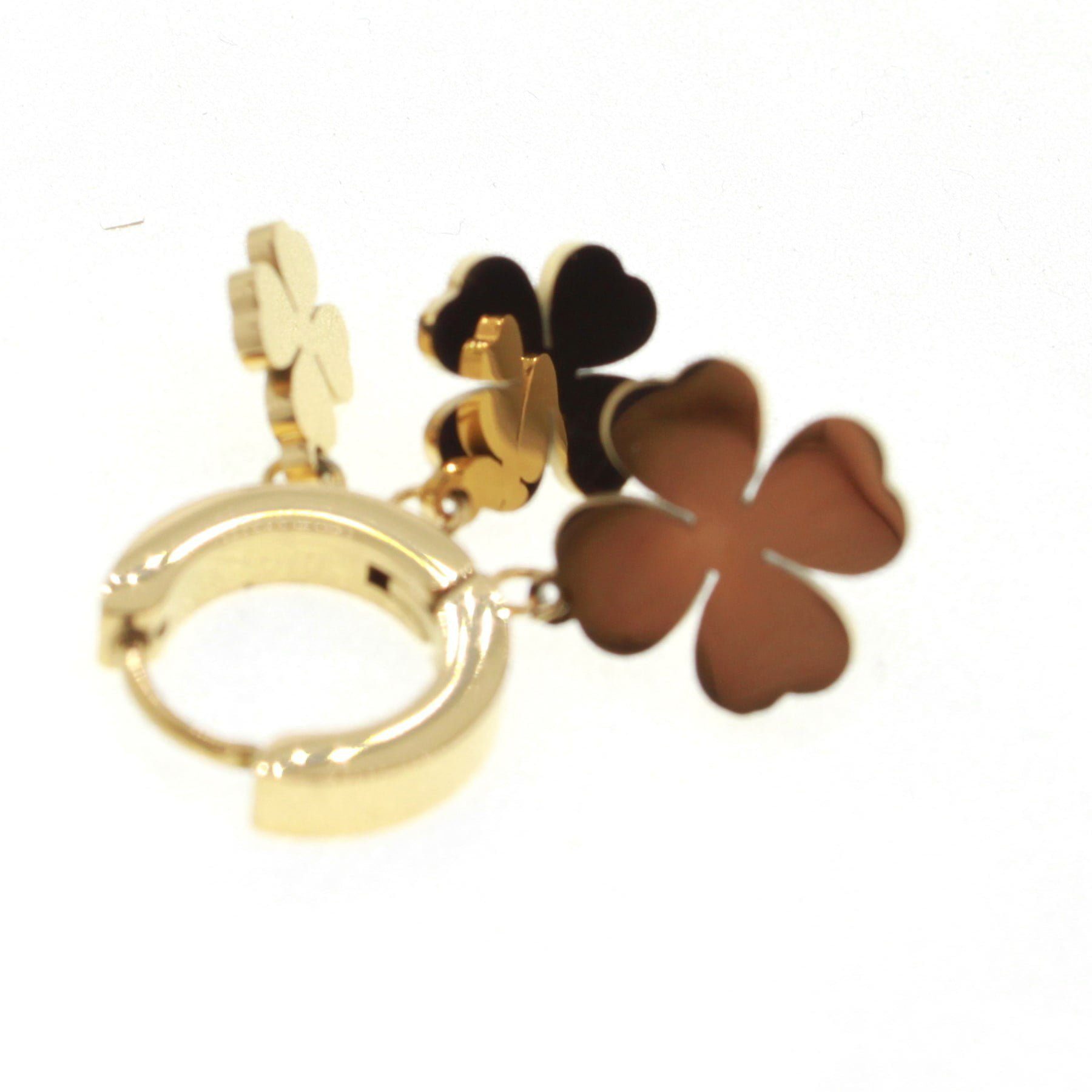 Toptan Altın Renk Mengeç Üç Yonca Sallantılı Çelik Küpe - 1585 4 Toptan Altın Renk Mengeç Üç Yonca Sallantılı Çelik Küpe - 1585 - Görsel 2