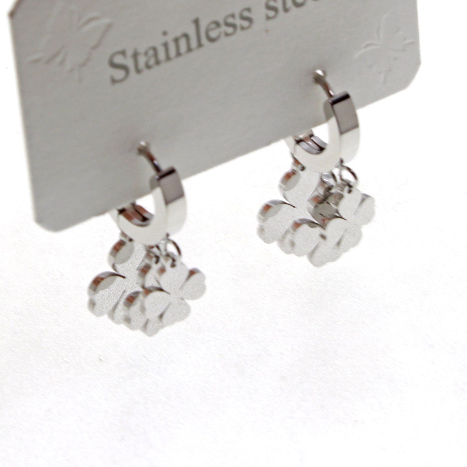 Toptan Gümüş Renk Mengeç Üç Yonca Sallantılı Çelik Küpe - 1586 9 Toptan Gümüş Renk Mengeç Üç Yonca Sallantılı Çelik Küpe - 1586 - Görsel 7