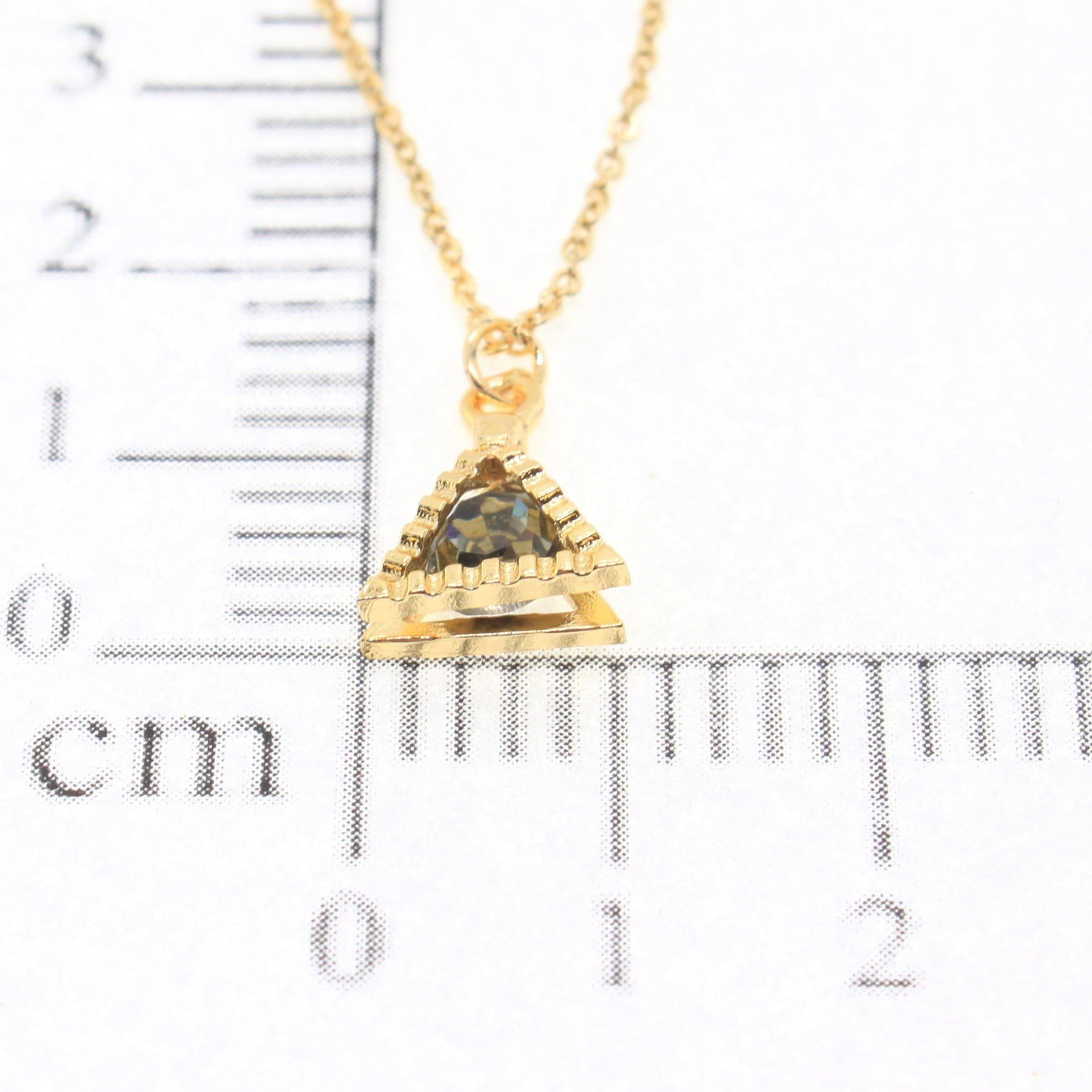 Toptan Altın Renk Topaz Tek Taşlı Zirkon Taşlı Üçgen Model Zirkon Kolye - 1778 5 Toptan Altın Renk Topaz Tek Taşlı Zirkon Taşlı Üçgen Model Zirkon Kolye - 1778 - Görsel 3