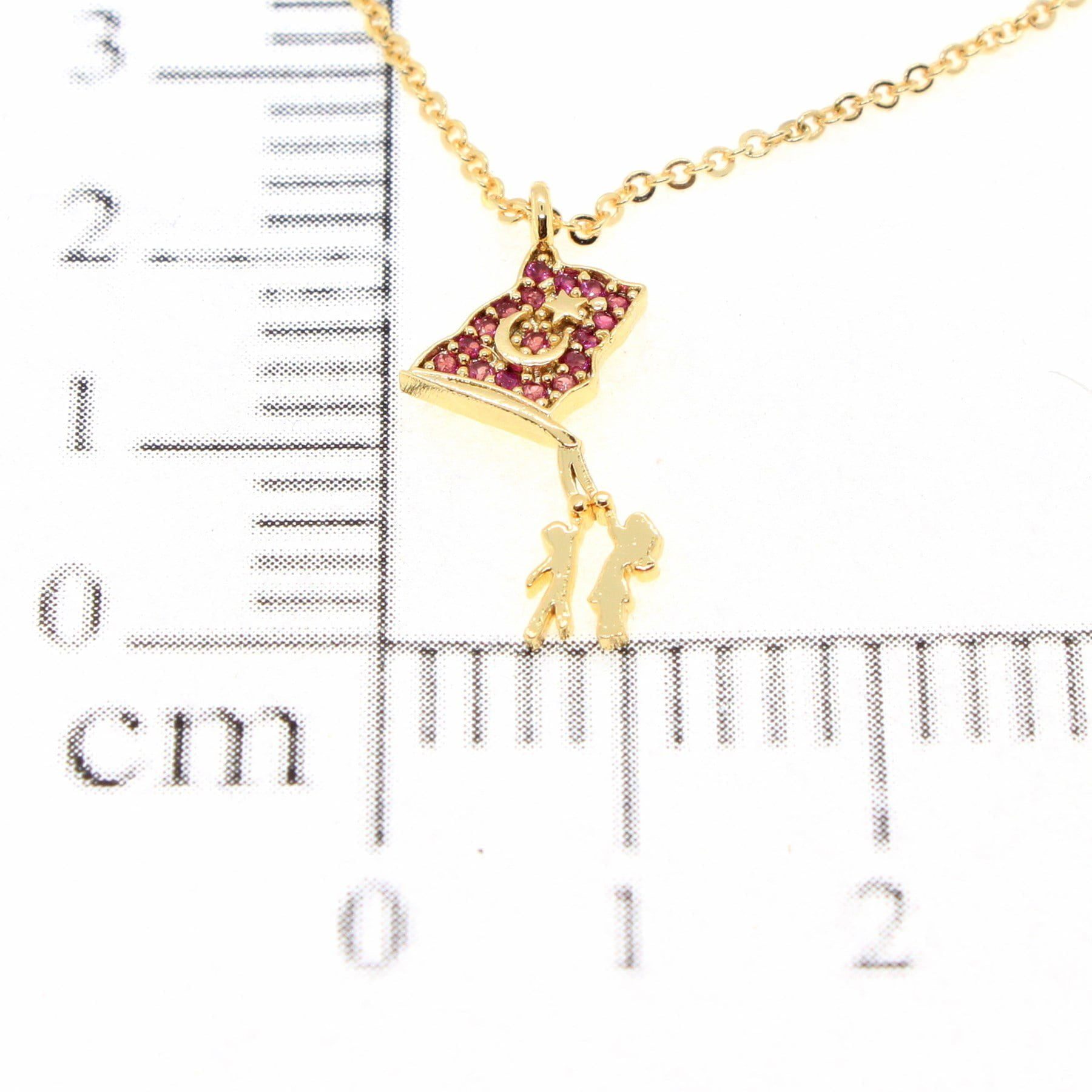 Toptan Altın Renk Zirkon Taşlı Bayrak Çocuk Model Zirkon Kolye - 1790 4 Toptan Altın Renk Zirkon Taşlı Bayrak Çocuk Model Zirkon Kolye - 1790 - Görsel 2