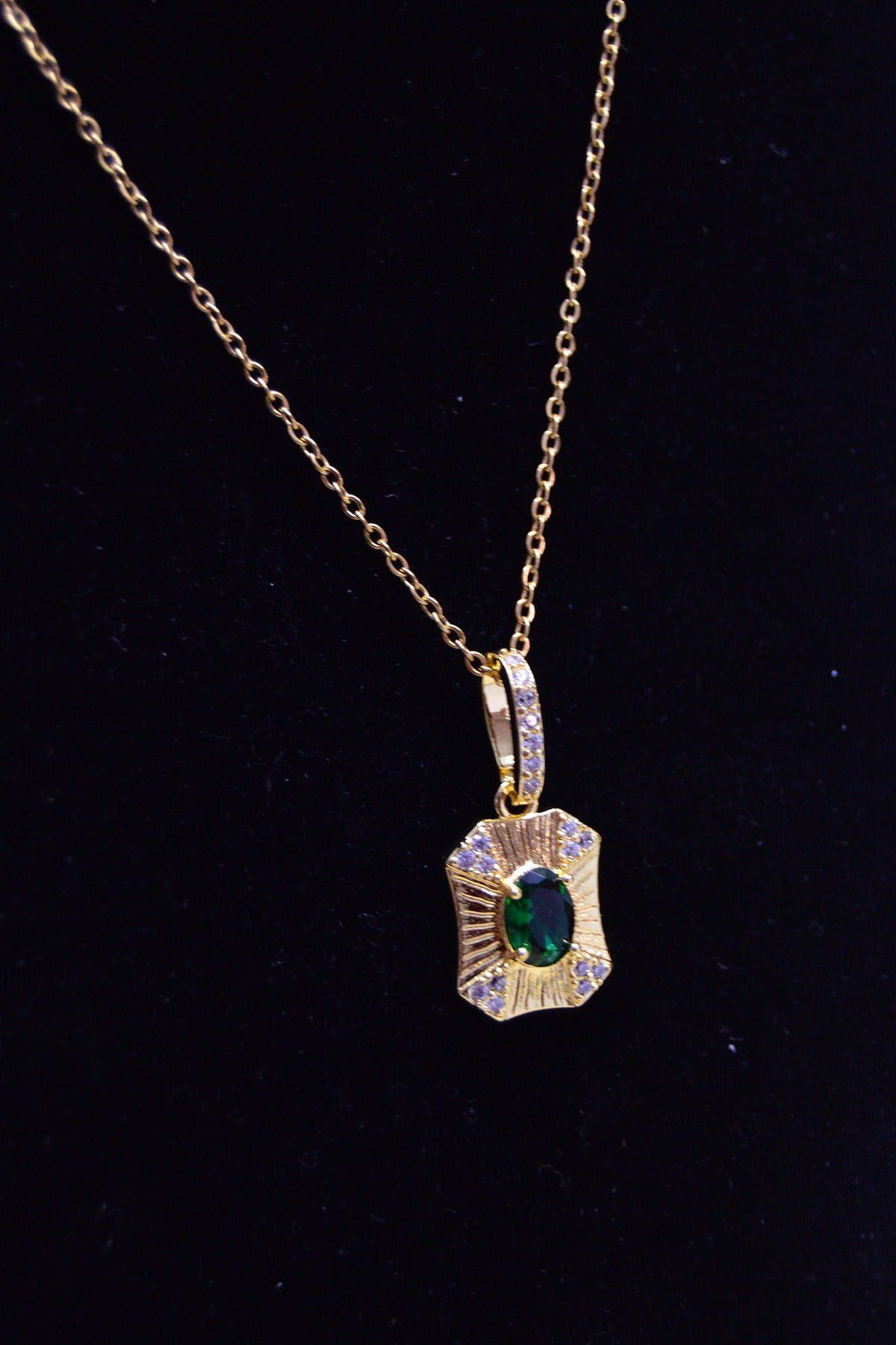 Toptan Altın Renk Yeşil Taşlı Dikdörtgen Çelik Kolye - 2497 3 Toptan Altın Renk Yeşil Taşlı Dikdörtgen Çelik Kolye - 2497