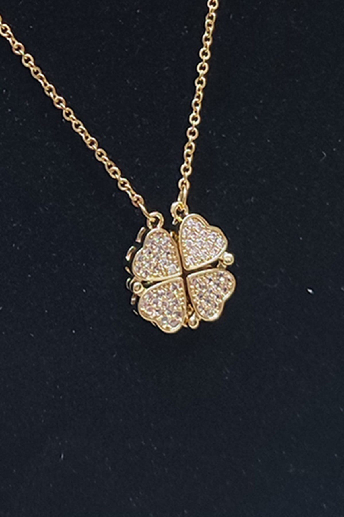 Toptan Altın Renk Hareketli Kapalı İken Mıknatıslı Yonca Açılınca Sıralı Kalp Çelik Kolye - 2550 3 Toptan Altın Renk Hareketli Kapalı İken Mıknatıslı Yonca Açılınca Sıralı Kalp Çelik Kolye - 2550