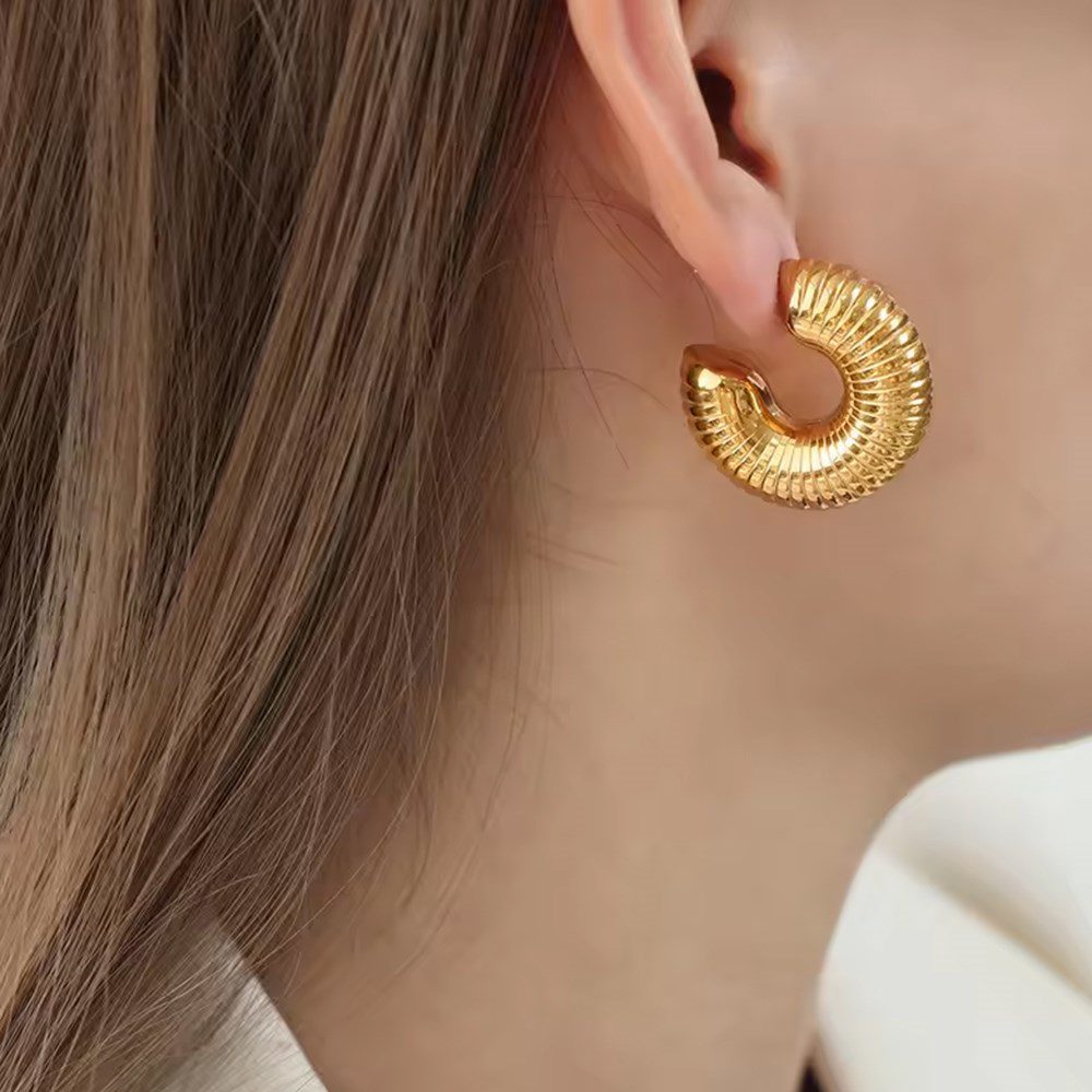 Toptan Altın Renk Çivili Halka Çizgili Küpe Vip Kararmaz Solmaz Çelik Küpe - 3030 5 Toptan Altın Renk Çivili Halka Çizgili Küpe Vip Kararmaz Solmaz Çelik Küpe - 3030 - Görsel 3