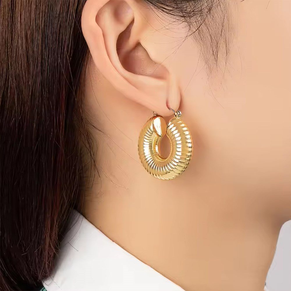 Toptan Altın Renk Çengelli Halka Küpe Vip Kararmaz Solmaz Çelik Küpe - 3036 4 Toptan Altın Renk Çengelli  Halka Küpe Vip Kararmaz Solmaz Çelik Küpe - 3036 - Görsel 2