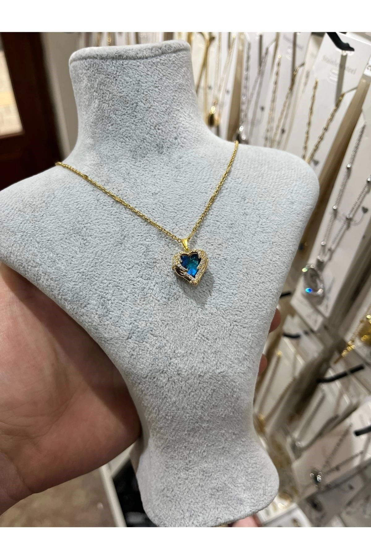 Toptan Altın Renk Sf Zincirde Mavi Kalp Gezegen Vip Solmaz Kararmaz Çelik Kolye - 3045 4 Toptan Altın Renk Sf Zincirde Mavi Kalp Gezegen Vip Solmaz Kararmaz Çelik Kolye - 3045 - Görsel 2