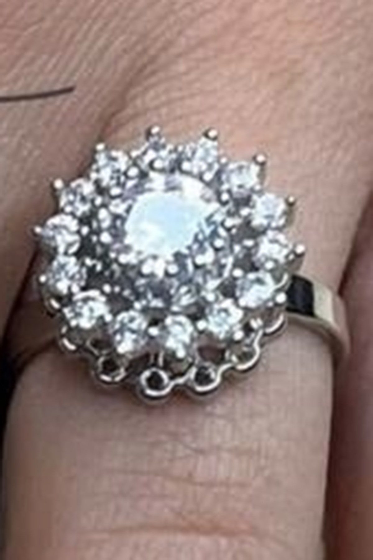 Toptan Gümüş Renk Ayçiçeği Model Zirkon Taşlı Çelik Ayarlanabilir Dönen Çelik Yüzük - 3101 3 Toptan Gümüş Renk Ayçiçeği Model Zirkon Taşlı Çelik Ayarlanabilir Dönen Çelik Yüzük - 3101