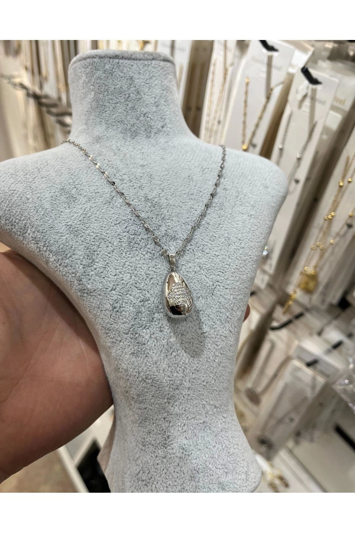 Toptan Gümüş Renk Singapur Zincirde Taşlı Göz Yaşı Bottega Model Vip Solmaz Kararmaz Çelik Kolye- 3053 3 Toptan Gümüş Renk Singapur Zincirde Taşlı Göz Yaşı Bottega Model Vip Solmaz Kararmaz Çelik Kolye- 3053