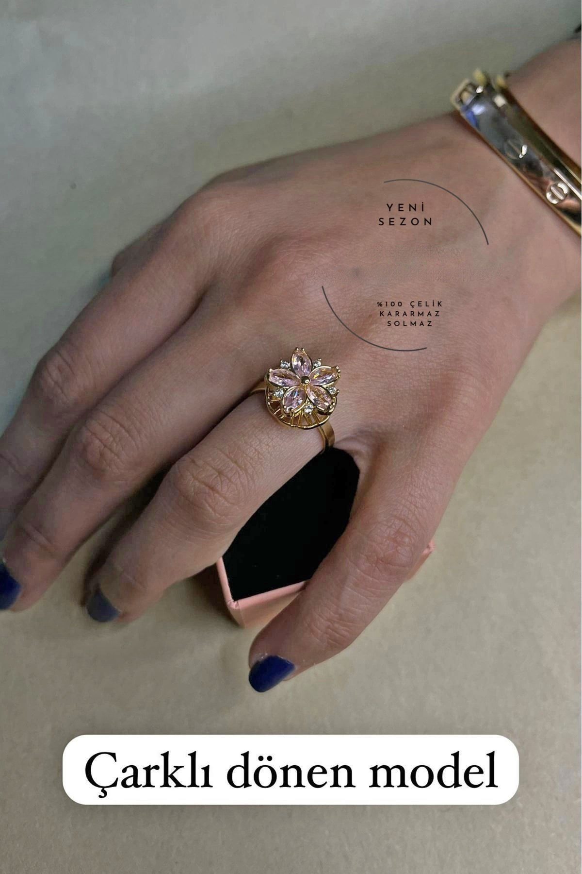 Toptan Altın Renk Pembe Lotus Model Zirkon Taşlı Çelik Ayarlanabilir Ucu Dönen Çelik Yüzük - 3109 4 Toptan Altın Renk Pembe Lotus Model Zirkon Taşlı Çelik Ayarlanabilir Ucu Dönen Çelik Yüzük - 3109 - Görsel 2