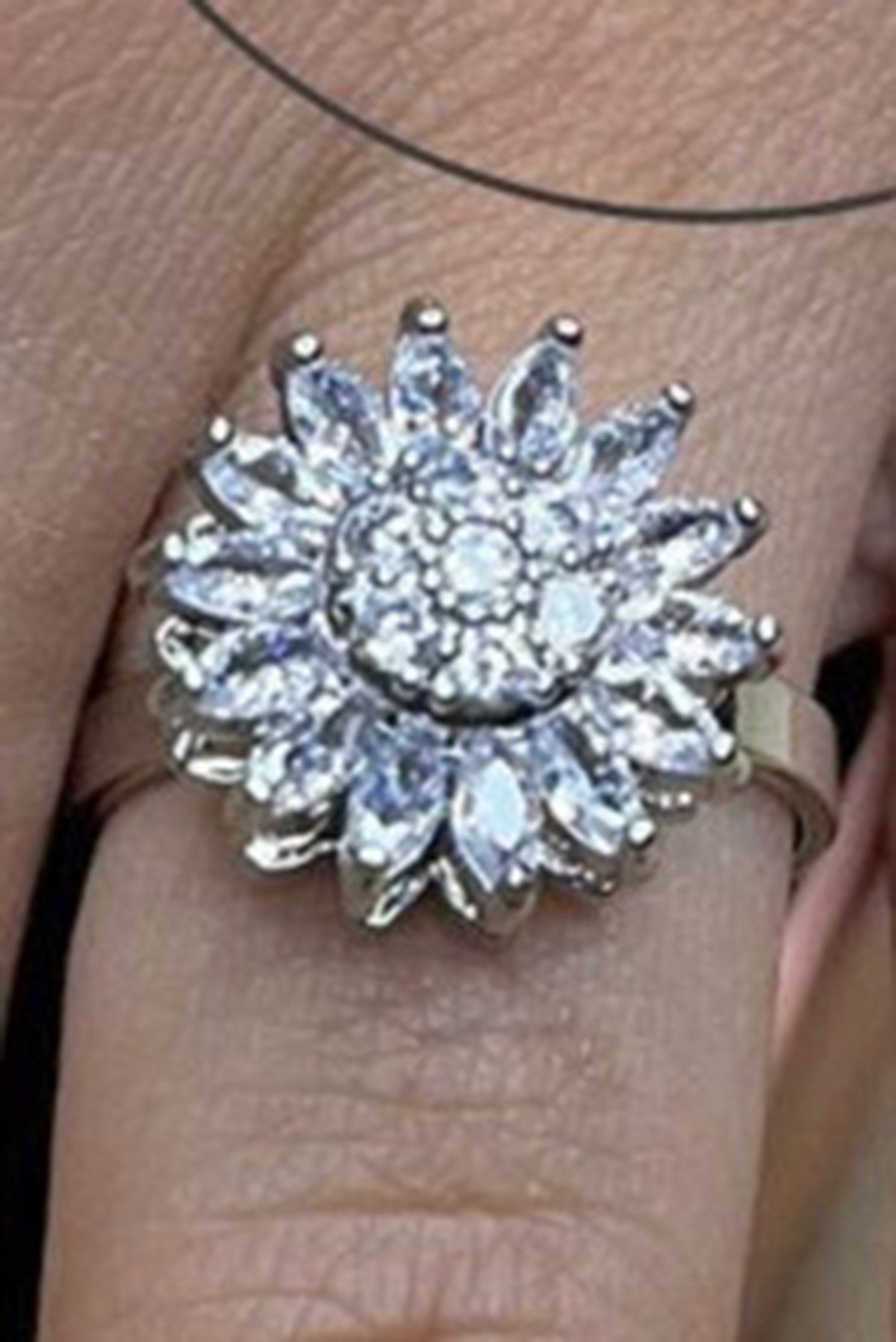 Toptan Gümüş Renk Yaprak Mekik Kesim Baget Model Zirkon Taşlı Çelik Ayarlanabilir Dönen Çelik Yüzük - 3115 3 Toptan Gümüş Renk Yaprak Mekik Kesim Baget Model Zirkon Taşlı Çelik Ayarlanabilir Dönen Çelik Yüzük - 3115