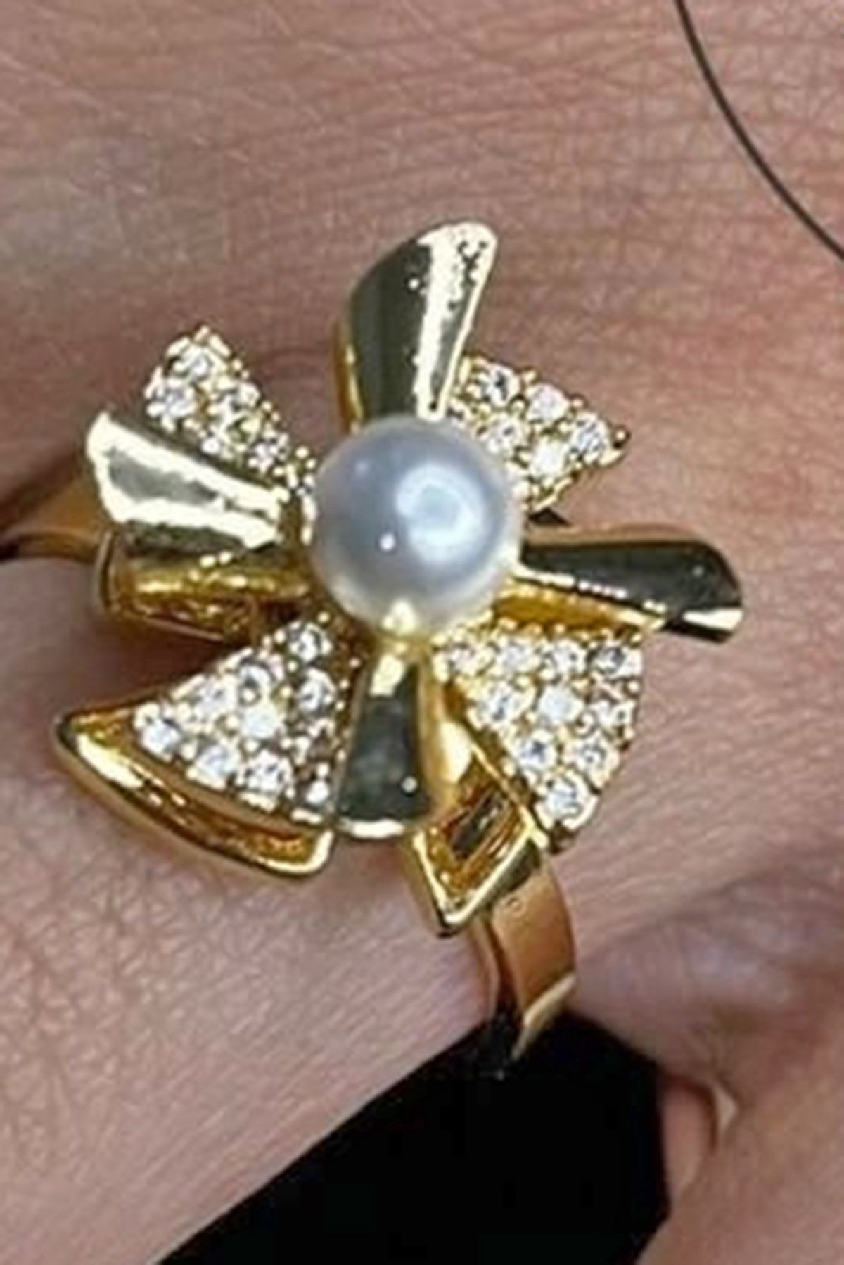 Toptan Altın Renk İnci Ve Kanat Model Zirkon Taşlı Çelik Ayarlanabilir Ucu Dönen Stres Çelik Yüzük - 3107 3 Toptan Altın Renk İnci Ve Kanat Model Zirkon Taşlı Çelik Ayarlanabilir Ucu Dönen Stres Çelik Yüzük - 3107