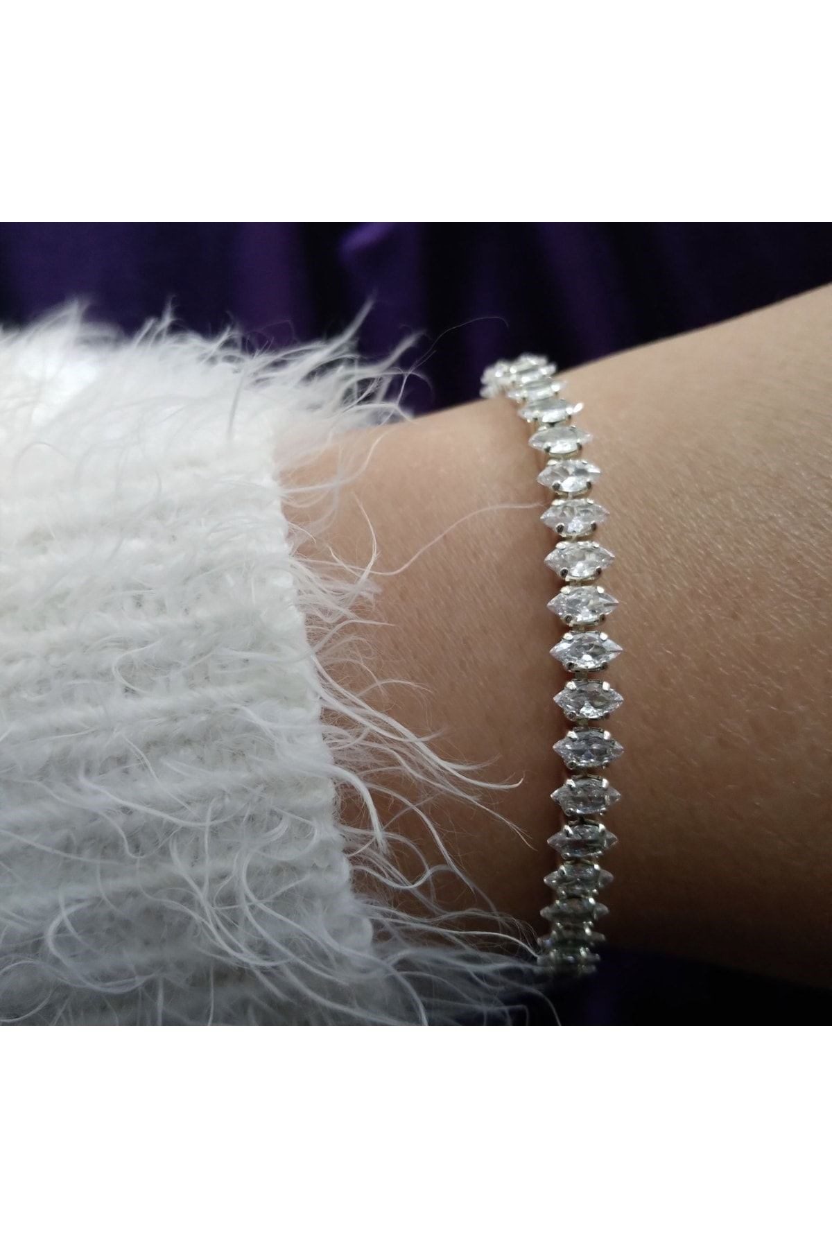 Toptan Gümüş Renk Zirkon Taşlı Mekik Model Su Yolu Çelik Bileklik - 3177 3 Toptan Gümüş Renk Zirkon Taşlı Mekik Model Su Yolu Çelik Bileklik - 3177