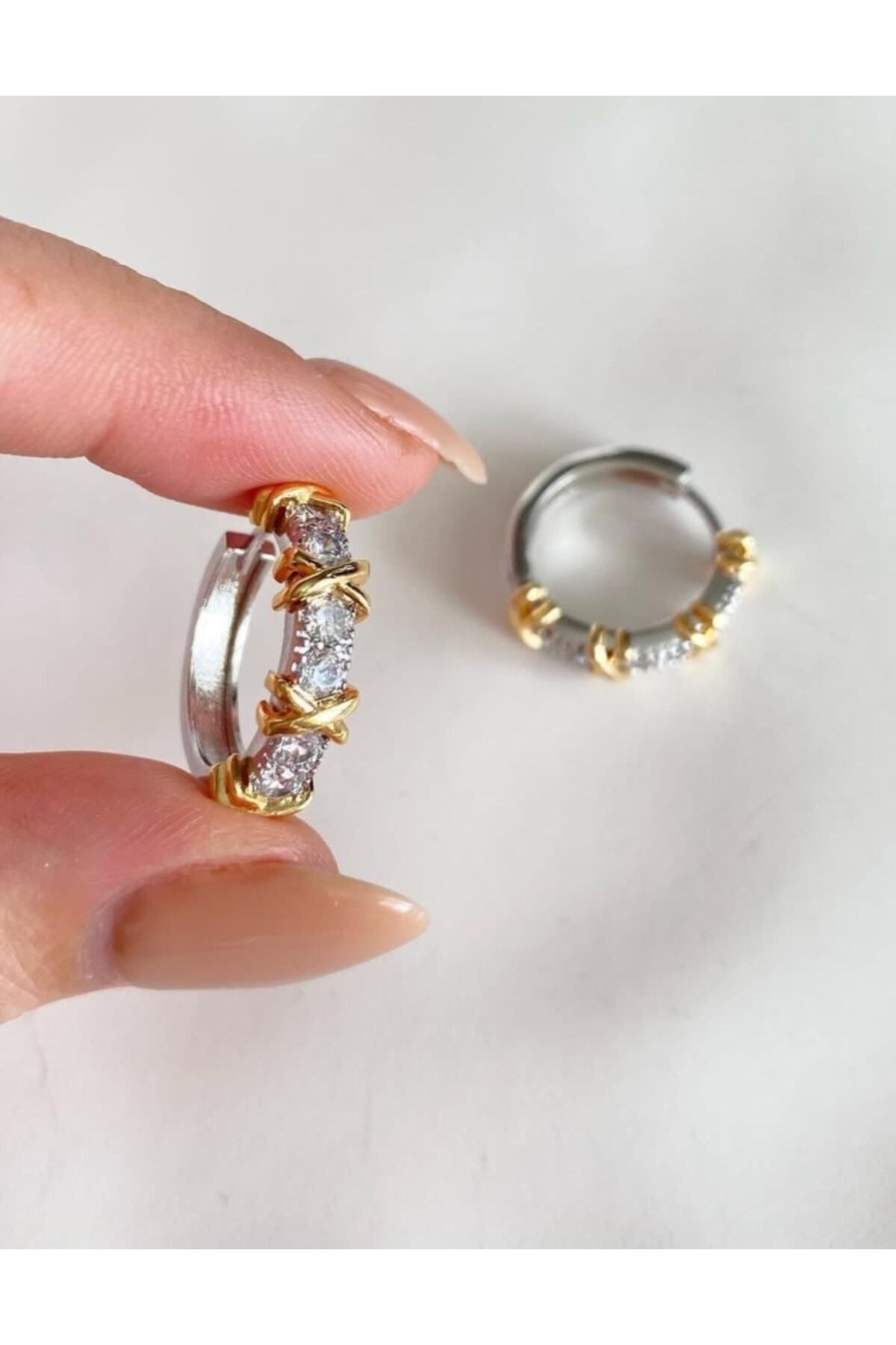 Toptan Gümüş Renk Xoxo Model Zirkon Taşlı Çelik Küpe Çelik Küpe - 3180 4 Toptan Gümüş Renk Xoxo Model Zirkon Taşlı Çelik Küpe Çelik Küpe - 3180 - Görsel 2