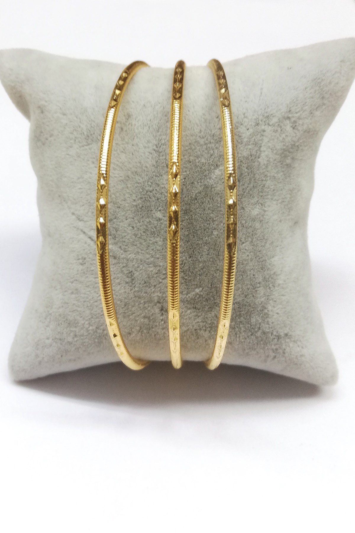 Toptan Altın Renk 22 Ayar Kaplama Baklava Desenli Ajda Bilezik 22 Cm. 3 Adet - 3286 4 Toptan Altın Renk 22 Ayar Kaplama Baklava Desenli Ajda Bilezik 22 Cm. 3 Adet - 3286 - Görsel 2