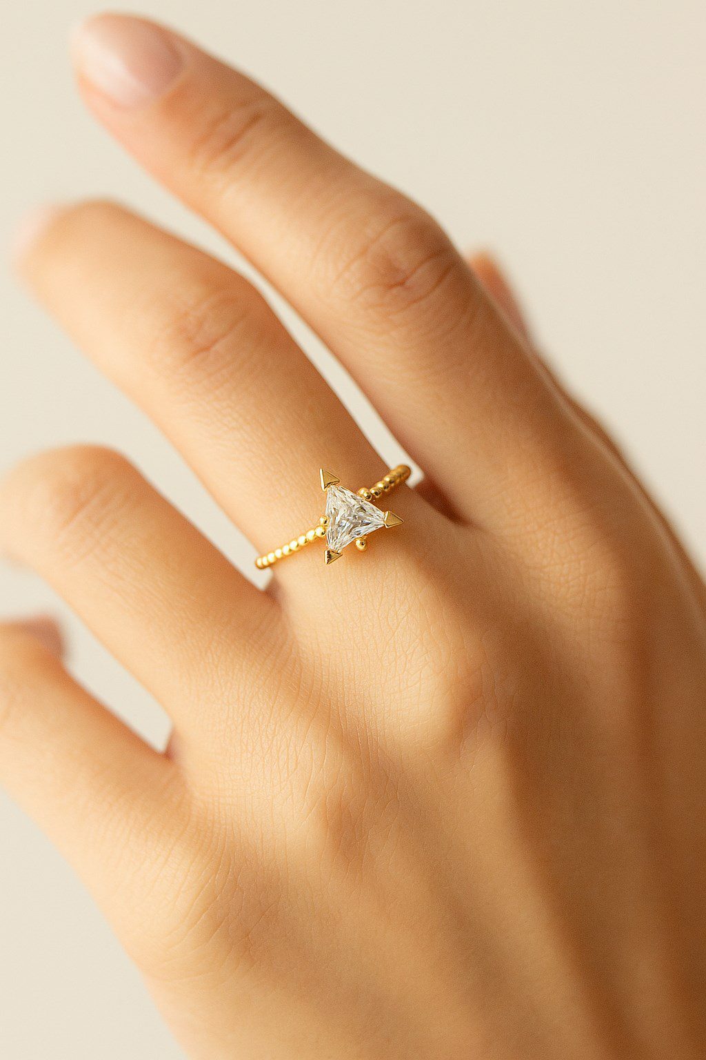 Toptan Altın Renk Üçgen Taşlı Motif Zirkon Yüzük Ayarlabilir Her Parmağa Olur - 1523 3 Toptan Altın Renk Üçgen Taşlı Motif Zirkon Yüzük Ayarlabilir Her Parmağa Olur - 1523