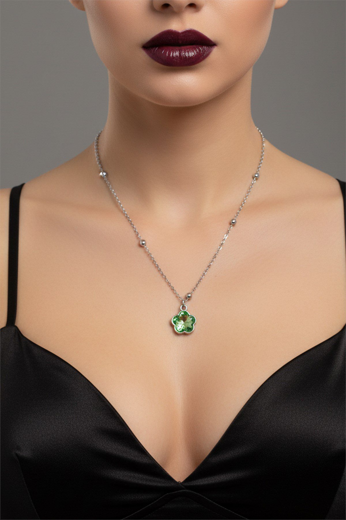 Toptan Gümüş Renk Yeşil Taş Beş Yapraklı Stilize Çiçek Model Top Zincir Çelik Kolye - 3788 3 Toptan Gümüş Renk Yeşil Taş Beş Yapraklı Stilize Çiçek Model Top Zincir Çelik Kolye - 3788