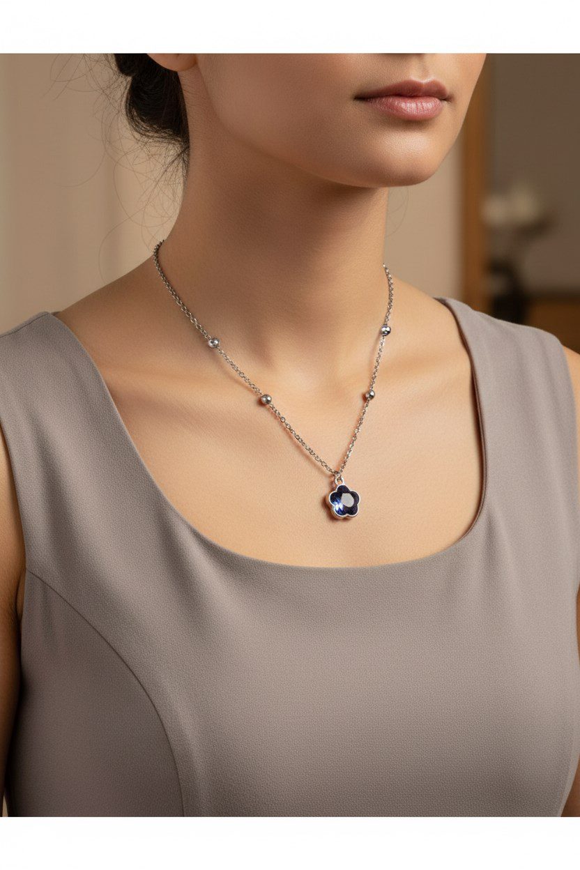 Toptan Gümüş Renk Lacivert Taş Beş Yapraklı Stilize Çiçek Model Top Zincir Çelik Kolye - 3789 4 Toptan Gümüş Renk Lacivert Taş Beş Yapraklı Stilize Çiçek Model Top Zincir Çelik Kolye - 3789 - Görsel 2