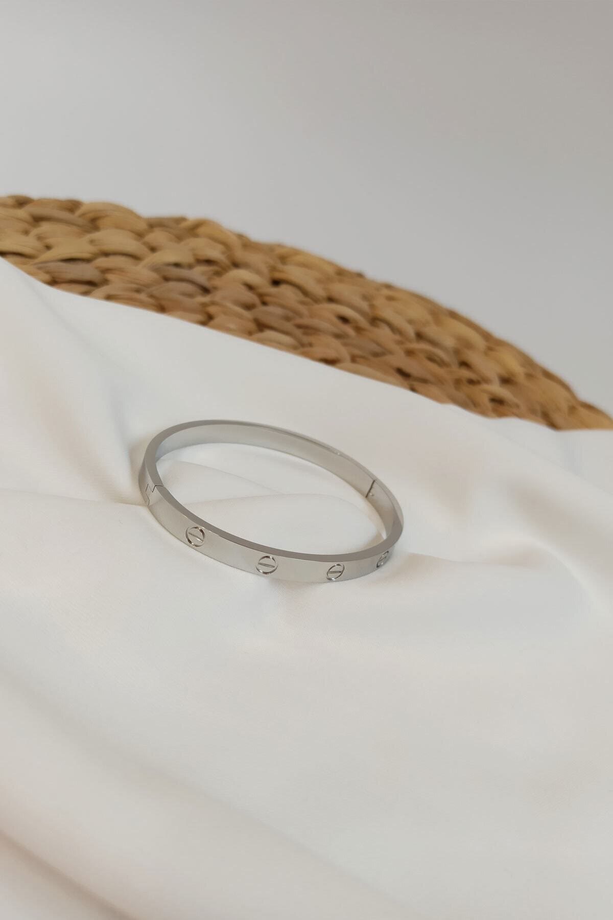 Toptan Kartier Alaşım Kelepçe Bileklik Gümüş Renk- 127 3 Toptan Kartier Alaşım Kelepçe Bileklik Gümüş Renk- 127