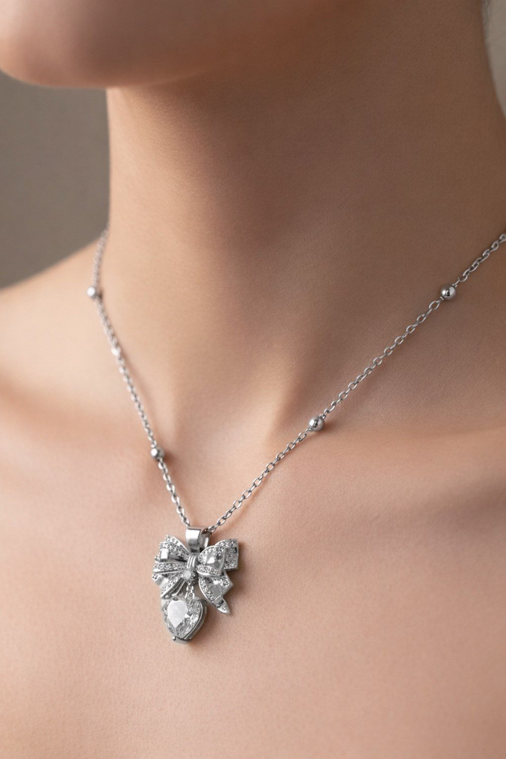 Toptan Gümüş Renk Fiyonk Beyaz Kalp Model Top Zincir Çelik Kolye- 3851 4 Toptan Gümüş Renk Fiyonk Beyaz Kalp Model Top Zincir Çelik Kolye- 3851 - Görsel 2