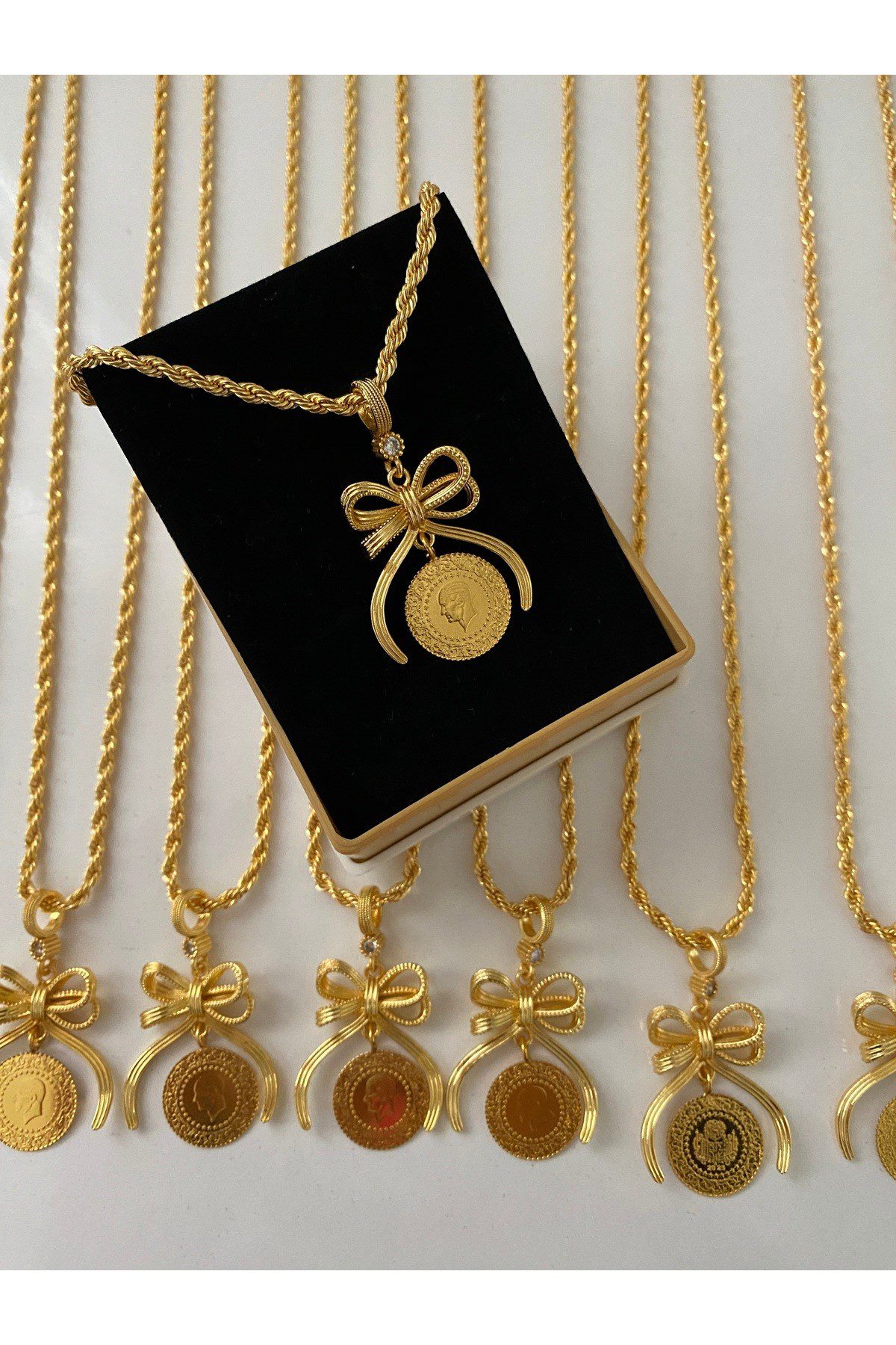 Toptan Altın Renk Çeyreklik Fiyonk Kolye Zinciriyle Birlikte Bijuteri Kolye - 3889 2 Toptan Altın Renk Çeyreklik Fiyonk Kolye Zinciriyle Birlikte Bijuteri Kolye - 3889