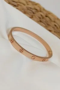 Alternative view of Toptan Unisex Alaşım kartier Kelepçe Bileklik Rose