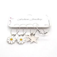 Toptan Gümüş Renk Beyaz Mineli Papatya Figurlu Kombin Küpe 644