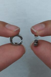 Toptan Gümüş Renk 1 Ad. Sıkıştırmalı Unisex Çelik Küpe Deliksiz Kulaklara Çelik Küpe - 3185 9 776d8f92c8e44748982ded1aadcf92fa-toptan taki