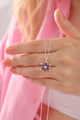 Toptan Gümüş Renk Mor Damla Taşlı Lotus Kamelya Çiçeği Çelik Kolye - 3417