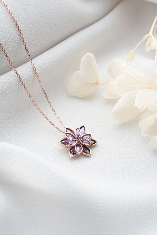 Toptan Altın Renk Mor Lotus Çiçeği Kolye Paslanmaz Çelik Kolye - 3400 - Görsel 4