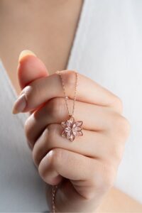 Toptan Altın Renk Pembe Lotus Çiçeği Kolye Paslanmaz Çelik Kolye - 3398