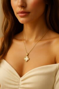 Toptan Altın Renk Çift Yönlü Van Cleef Kolye Önü Beyaz Arkası Siyah Sf Zincir Çelik Kolye - 3640