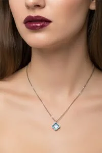 Toptan Gümüş Renk Mavimsi Taş Beş Yapraklı Stilize Çiçek Model Sf Zincir Çelik Kolye -  3796