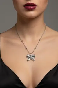 Toptan Gümüş Renk Fiyonk Baget Çelik Kolye - 3771