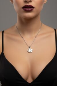 Alternative view of Toptan Gümüş Renk Beyaz Mineli Van Cleef Yonca Model Top Zincir Çelik Kolye-  3814