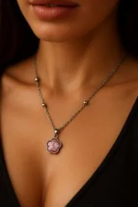 Toptan Gümüş Renk Pembe Taş Beş Yapraklı Stilize Çiçek Model Top Zincir Çelik Kolye -  3793