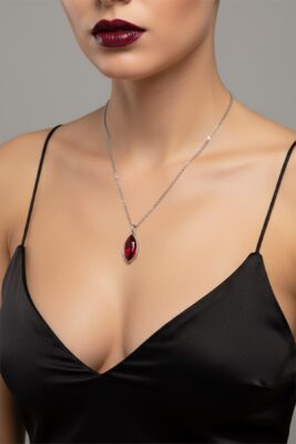 Toptan Gümüş Renk Bordo Mekik Taşlı Model Sf Zincir Çelik Kolye -  3803
