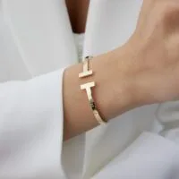 Alternative view of Toptan Altın Renk Tiffany Model T Uçlu Desenli Kelepçe Çelik Bileklik - 2116