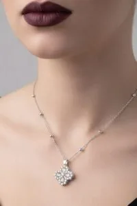 Alternative view of Toptan Gümüş Renk Beyaz Taş Van Cleff Yonca Damla Taşlı Model Top Zincir Çelik Kolye- 3858